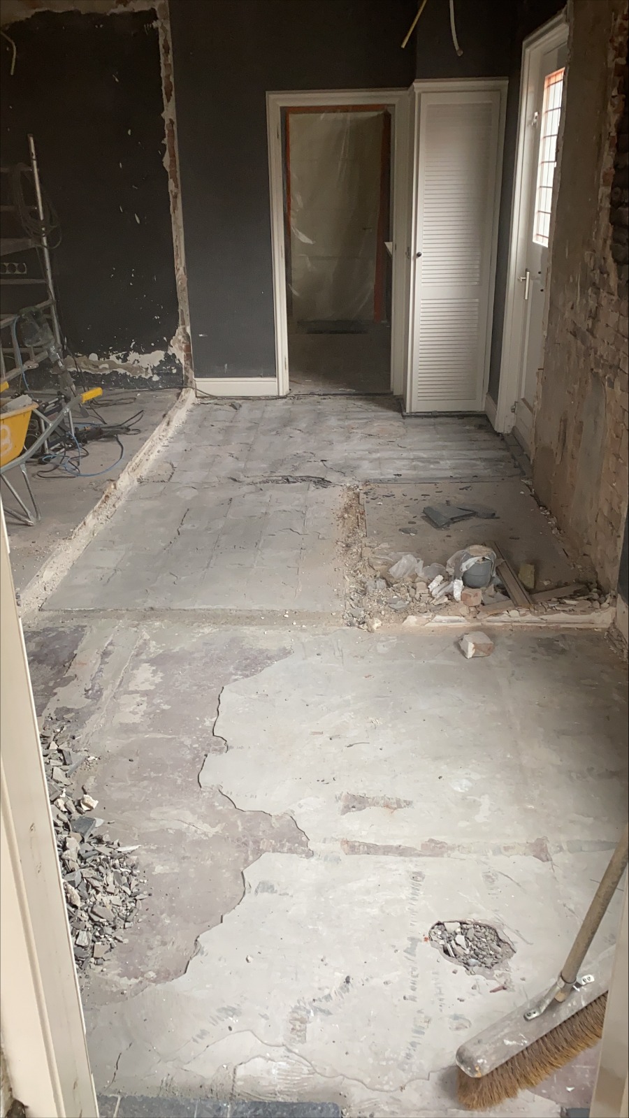 Woninginterieur tijdens renovatiesloop met verwijderde wanden en vrijgemaakte vloer