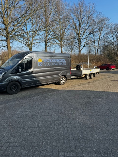 Bedrijfsbus van Boesenkool Sloopwerken met aanhanger klaar voor vertrek naar een project