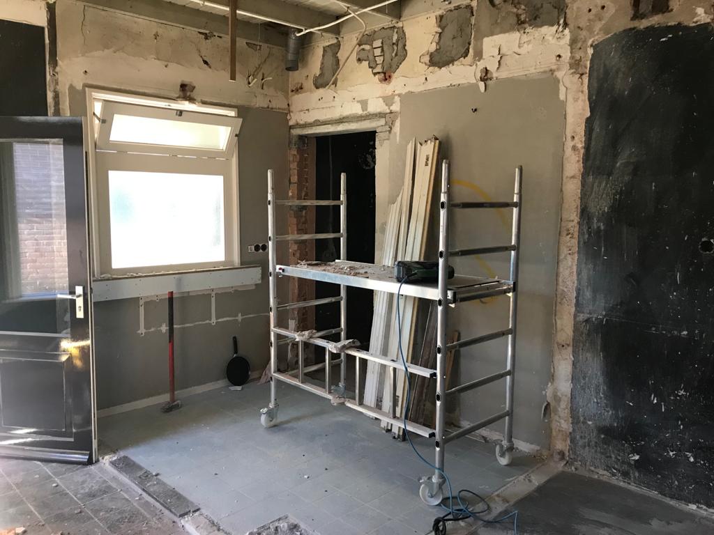 Verrijdbare werksteiger in een woning tijdens gecontroleerde renovatiesloop