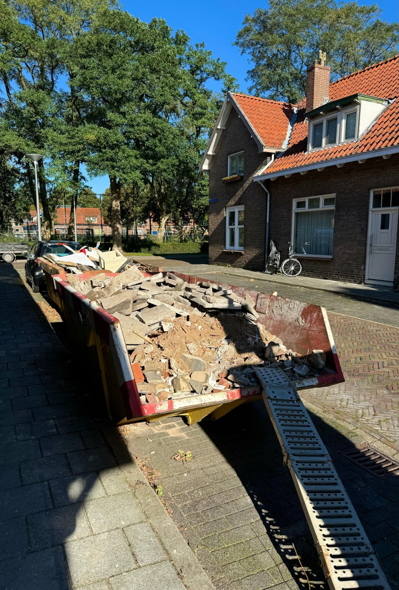 Aanhanger gevuld met gescheiden bouw- en sloopafval voor afvoer