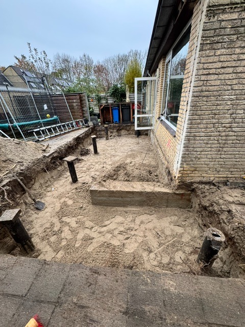 Fundering vrijgegraven bij woning